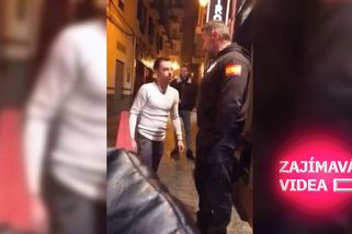 Vyskakoval si na obřího vyhazovače. Dostal facku a okamžitě šel k zemi | Zajímavá videa